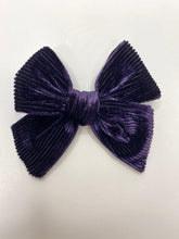 Load image into Gallery viewer, Small corduroy velvet bow-raven

