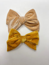 Load image into Gallery viewer, Small velvet bow-almond
